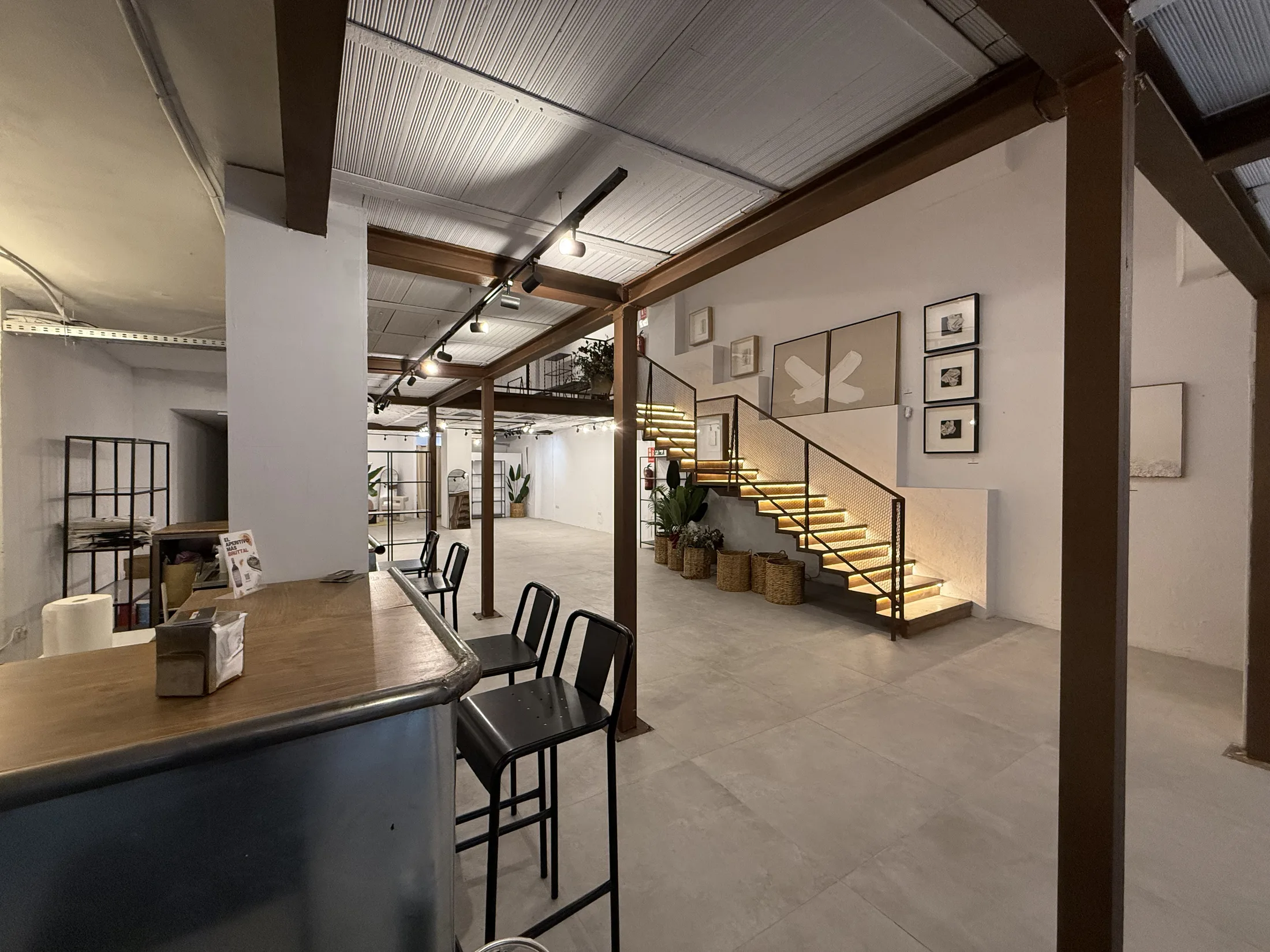 Interior de Brutta Concept con barra y entreplanta