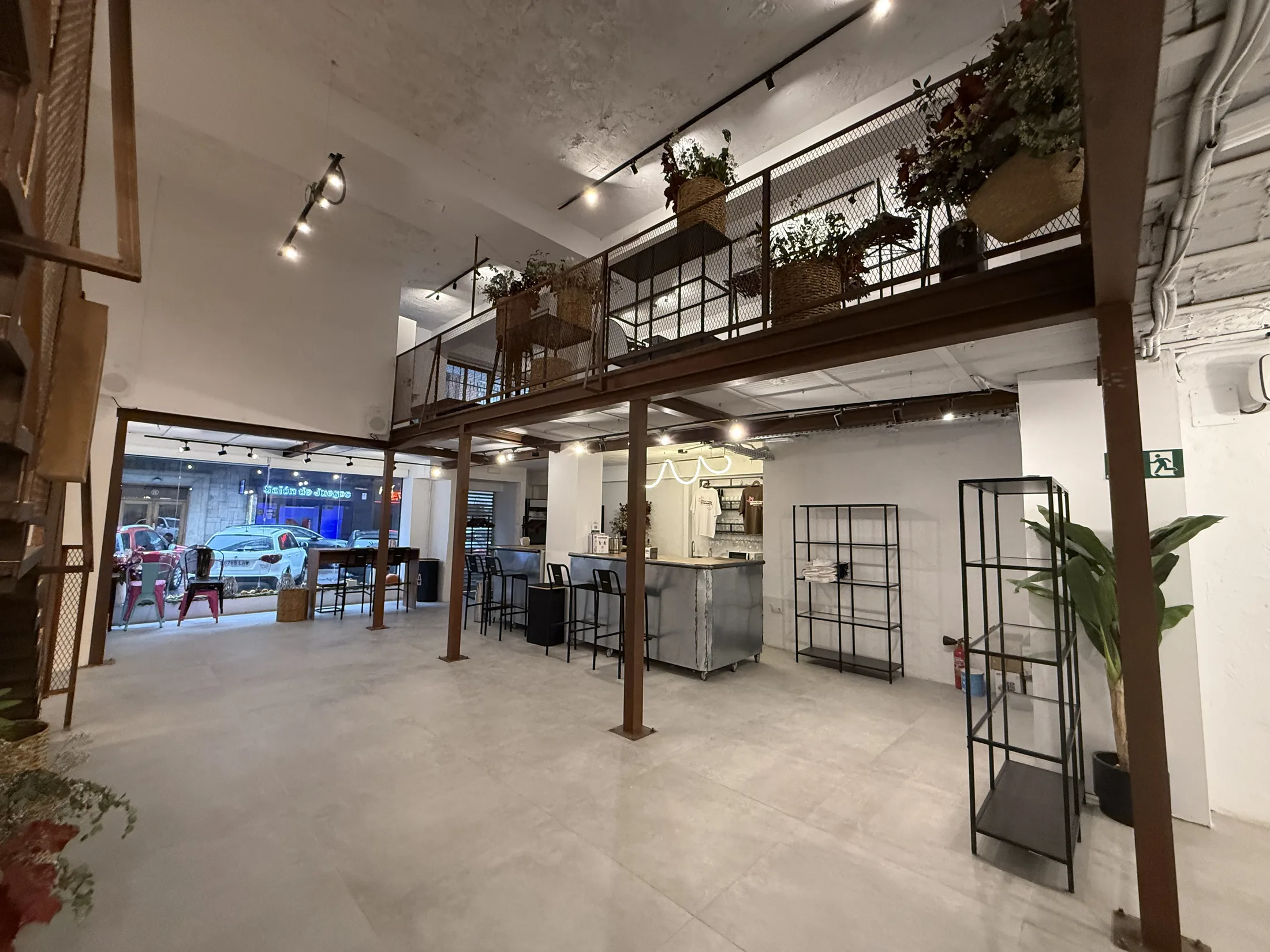 Vista real del interior de Brutta Concept, con la escalera, la entreplanta y la planta calle